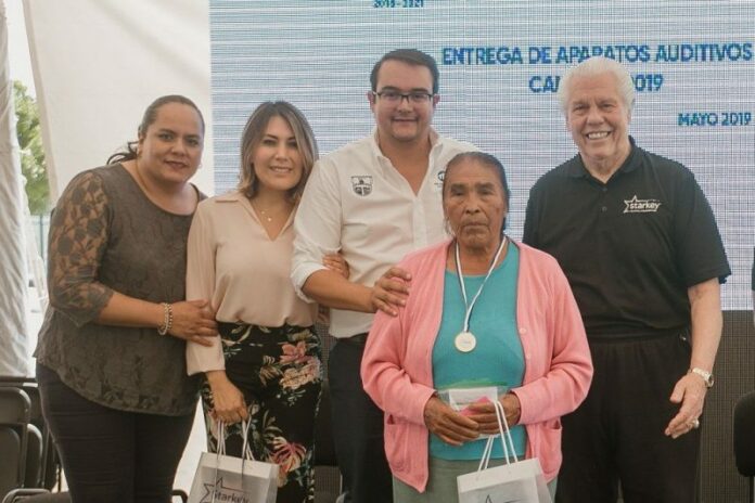 Entrega Memo Vega aparatos auditivos a personas de escasos recursos Entrega Memo Vega aparatos auditivos a personas de escasos recursos