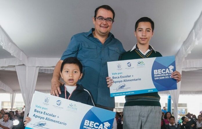 Reciben Beca Escolar 9 mil estudiantes de San Juan del Río Reciben Beca Escolar 9 mil estudiantes de San Juan del Río