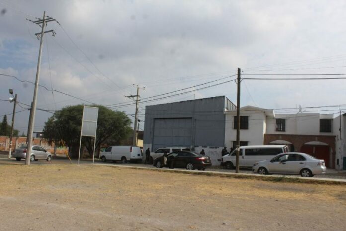 Federales esperan orden de cateo en Barrio de la Cruz Eleementos federales vigilan boidega en Barrio de la Cruz, San Juan del Río