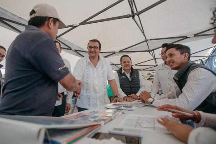 Entrega Memo Vega computadoras para impulsar educación de niños en Arcila Entrega Memo Vega computadoras para impulsar de niños en Arcila