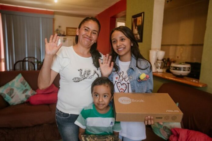 Incrementan a 10 mil las Becas Municipales en SJR MADRE DE FAMILIA CON SUS HIJOS BENEFICIARIOS DE LAS BECAS MUNICIPALES