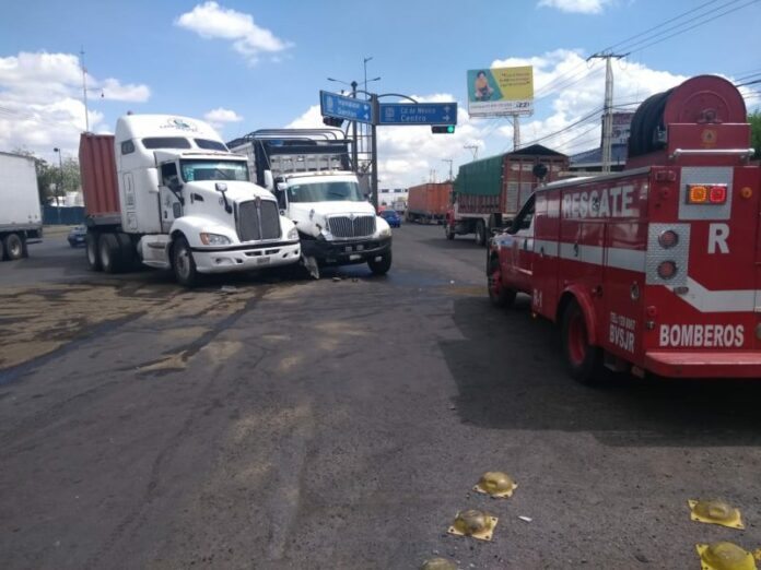 Choque de pesados desquicia Paseo Central en SJR Choque de pesados desquicia Paseo Central en SJR