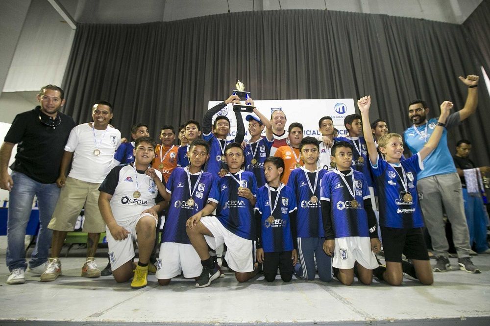 Premian a ganadores de la Liga Oficial Municipal de Futbol 2019 Germain Garfias premia a ganadores de torneo de futbol en San Juan del Río