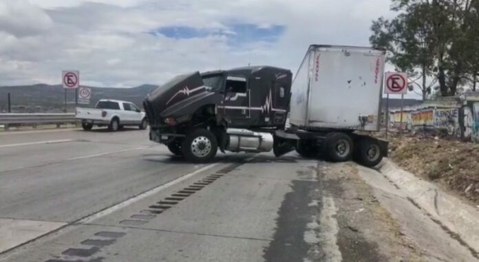 Tráiler choca por lluvia en autopista Méx-Qro Tráiler choca por lluvia en autopista Méx-Qro