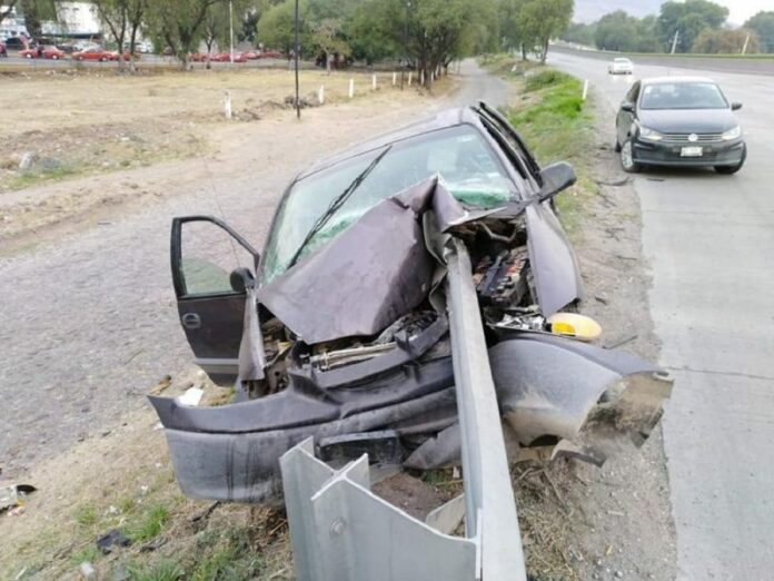 Choca auto con barra de contención, la abandonan Choca auto con barra de contención, la abandonan