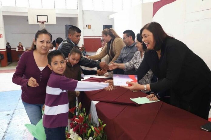 Elvia Montes entregó 372 becas escolares de nivel básico Elvia Montes entregó 372 becas escolares de nivel básico