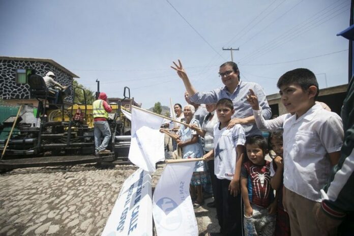 Inician última etapa de pavimentación del camino a El Coto, SJR Memo Vega en la comunidad de El Coto, San Juan del Río