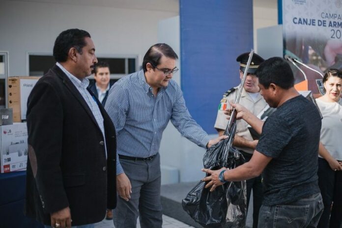 Inicia campaña de Canje de Armas de Fuego 2019 en SJR El presidente Memo Vega durante la campaña de canje de armas 2019