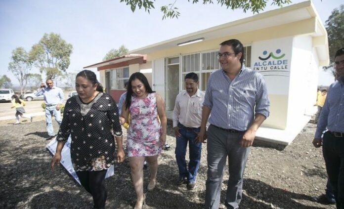 Construyen aula Educativa en escuela de San Sebastián de las Barrancas El presidente Memo Vega en San SEbastián de las Barrancas