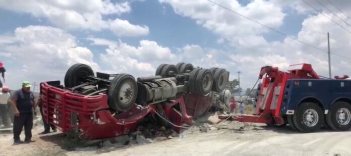 Aparatosa volcadura de un tráiler en la entrada de Paso de Mata Tráiler volcado en Paso de Mata, San Juan del Río
