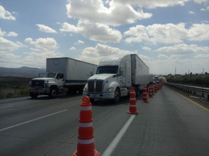 Reparaciones en autopista generan caos, saturadas vialidades de SJR Reparaciones en autopista generan caos, saturadas vialidades de SJR
