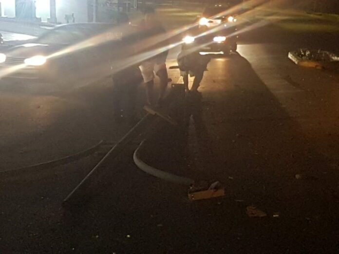 Auto compacto derriba poste sobre Av. Tecnológico Auto compacto derriba poste sobre Av. Tecnológico