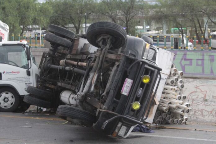 Carambola deja solo daños materiales y desquicia la 57 Camioneta volcada en autopista México Querétaro