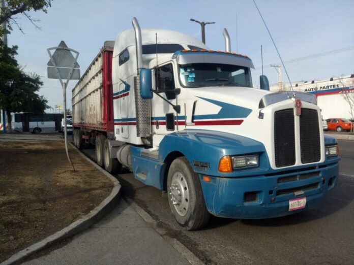 Camión se queda sin frenos y arrolla vehículos en Paseo Central Tráiler que provocó accidente en Paseo Central San Juan del Río
