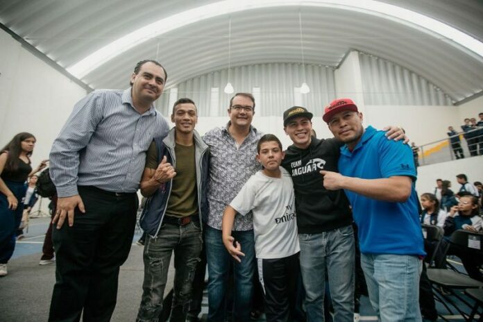 Plática motivacional de “Jaguar” Gutiérrez y “Gusano” Rojas en la Técnica 11 Plática motivacional de “Jaguar” Gutiérrez y “Gusano” Rojas en la Técnica 11