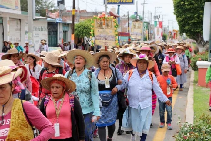 Sin contratiempos cruzan peregrinas Pedro Escobedo, son 8500 mujeres; hoy arriban a San Juan del Río. Sin contratiempos cruzan peregrinas Pedro Escobedo, son 8500 mujeres; hoy arriban a San Juan del Río.