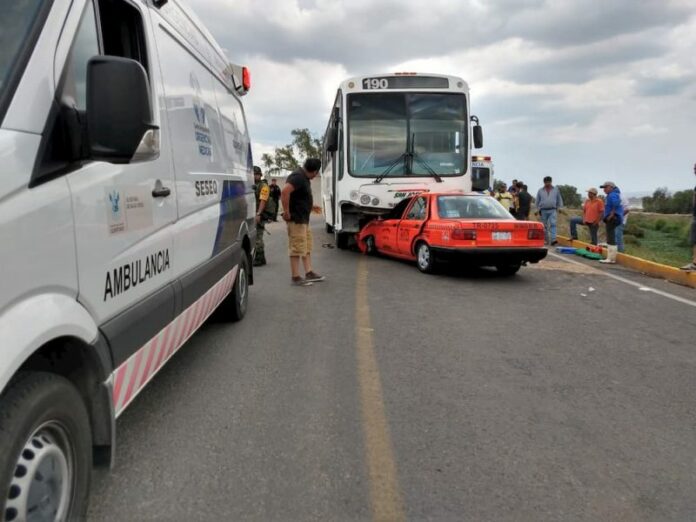 Rescatan personas prensadas por choque de frente en SJR Rescatan personas prensadas por choque de frente en SJR