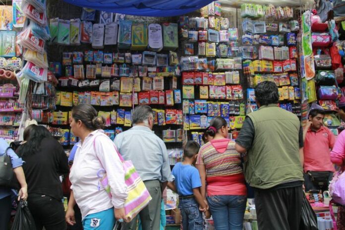 México DF 20/Agosto/2015.
Se realizan compras de útiles escolares en el último fin de semana, ante la llegada del próximo ciclo escolar 2015-2016, en donde cientos de padres de familia se dan cita en las tiendas y comercios en las calles del centro hi