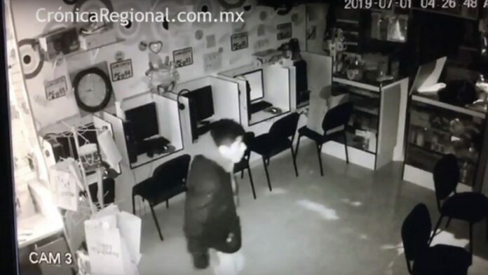 Captan a ladrones robando negocio en San Juan del Río Captan a ladrones robando negocio en San Juan del Río