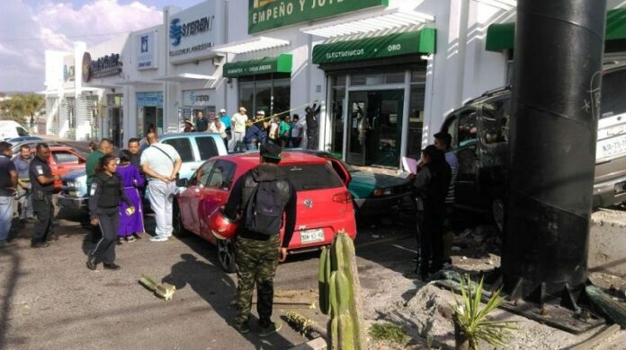 Choque por exceso de velocidad causa destrozos en autos y Casa de Empeño Choque por exceso de velocidad causa destrozos en autos y Casa de Empeño