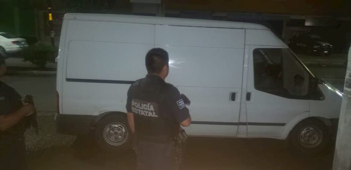 Rescatan a 30 guatemaltecos hacinados en camioneta, aseguran a chófer Rescatan a 30 guatemaltecos hacinados en camioneta, aseguran a chófer