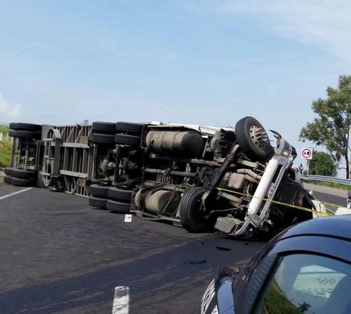 Muere trailero al volcar su pesada unidad en la Palmillas-Toluca Muere trailero al volcar su pesada unidad en la Palmillas-Toluca