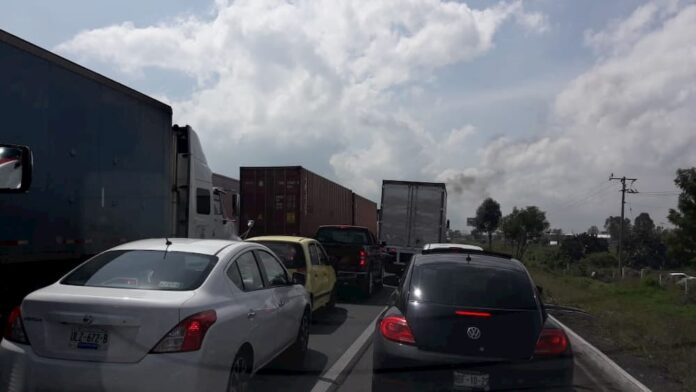 Campesinos bloquean autopista México-Querétaro, demandan apoyos Campesinos bloquean autopista México-Querétaro, demandan apoyos