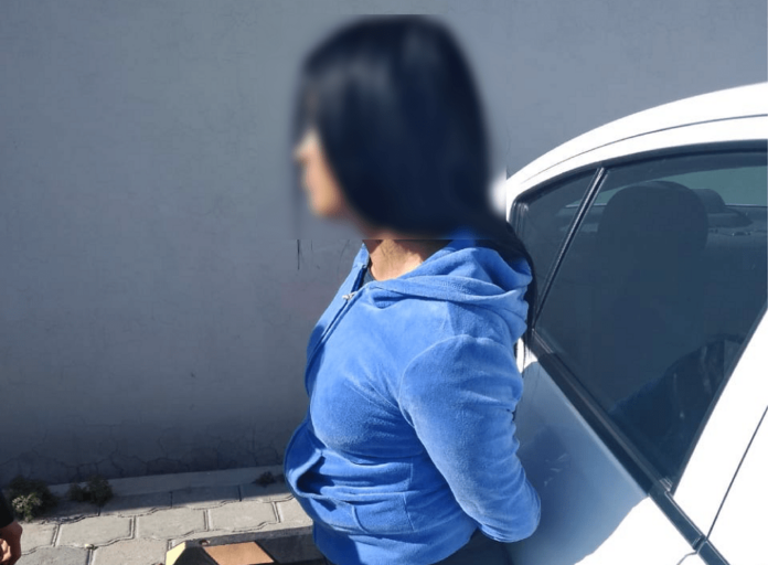 Mujer sale sin pagar mercancía, la detienen policías de SJR Mujer sale sin pagar mercancía, la detienen policías de SJR