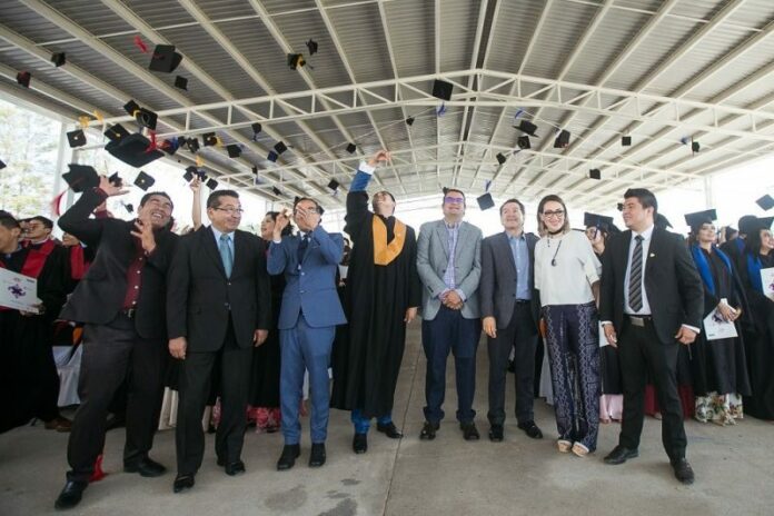 Acude Memo Vega como invitado de honor a graduación del CECYTEQ La Estancia Acude Memo Vega como invitado de honor a graduación del CECYTEQ La Estancia