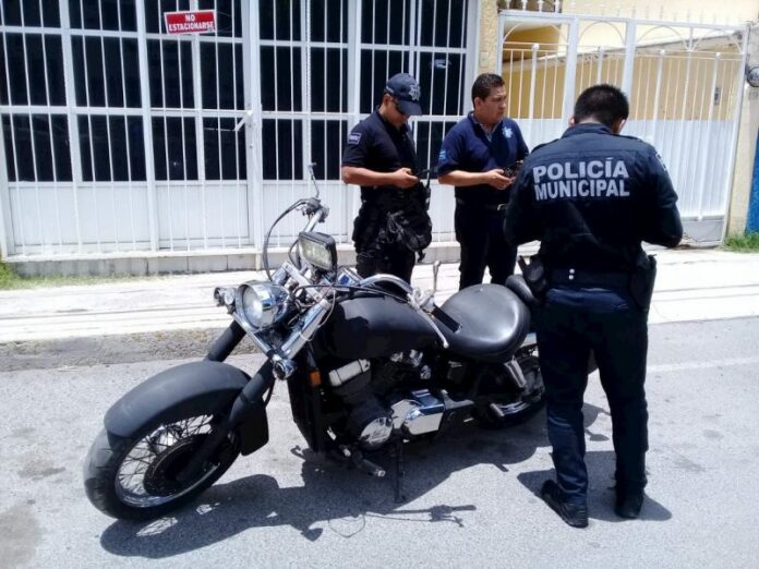 Policía sanjuanense detiene a dos sujetos con una moto robada Policía sanjuanense detiene a dos sujetos con una moto robada