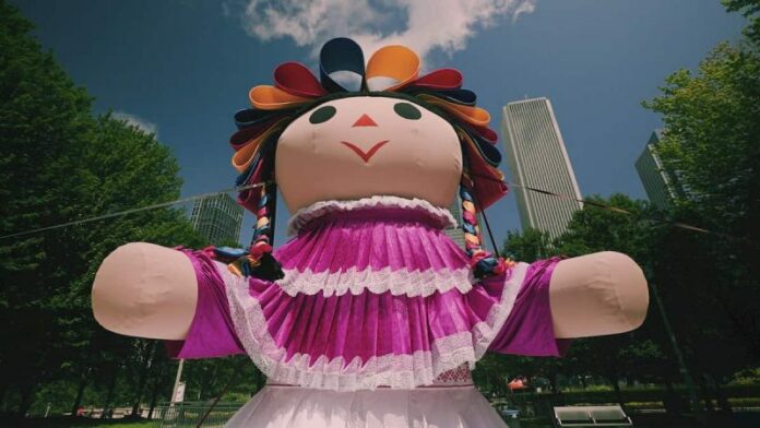 Lele, la Muñeca Monumental, llega a Amealco después de viajar por 4 continentes Lele, la Muñeca Monumental, llega a Amealco después de viajar por 4 continentes