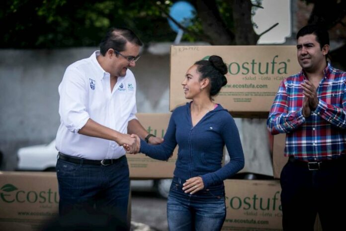 Memo Vega, encabezó la entrega de estufas ecológicas en Cerritos San Miguel y Senegal de Palomas, que fueron bien recibidos por los beneficiarios para el cuidado de su economía Memo Vega, encabezó la entrega de estufas ecológicas en Cerritos San Miguel y Senegal de Palomas, que fueron bien recibidos por los beneficiarios para el cuidado de su economía