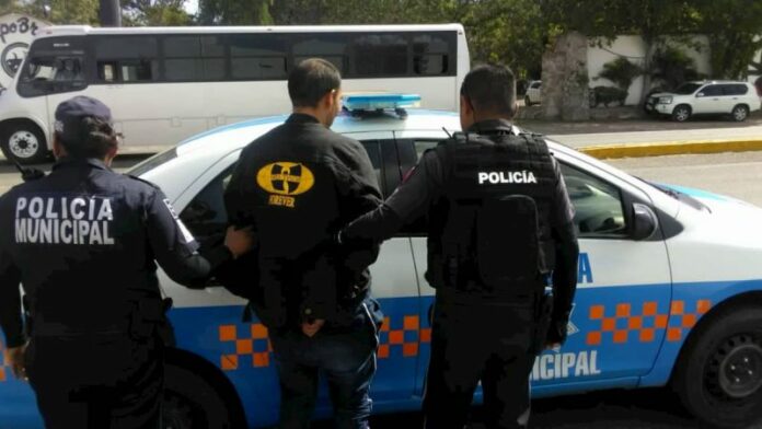 Detienen a motociclista armado con subametralladora en San Juan del Río Detienen a motociclista armado con subametralladora en San Juan del Río