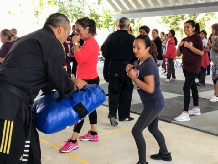 Enseñan a mujeres a defenderse ante un ataque en Ezequiel Montes Enseñan a mujeres a defenderse ante un ataque en Ezequiel Montes