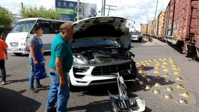 Adolescente choca su Porsche Cayenne con el tren en San Juan del Río Adolescente choca su Porsche Cayenne con el tren en San Juan del Río