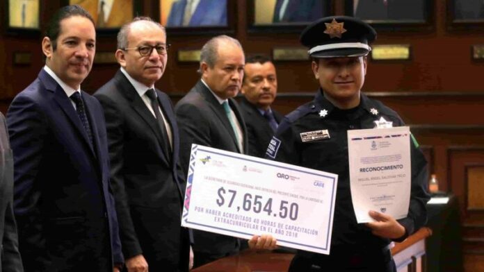 cropped-71_273_27637_1361760783_05_08_2019_ENTREGA_RECONOCIMIENTOS_ESTIMULOS_POLICIAS_ESTATALES_10X100_DEFENDAMOS_QUERETARO_91-4.jpg