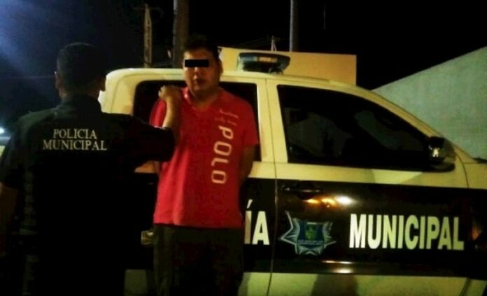Cae asaltante de Taxivanes en San Juan del Río, policía recupera dinero de chófer Cae asaltante de Taxivanes en San Juan del Río, policía recupera dinero de chófer