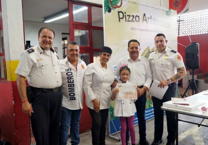Imparte José González curso de Pizza Artesanal a bomberos de San Juan del Río Imparte José González curso de Pizza Artesanal a bomberos de San Juan del Río