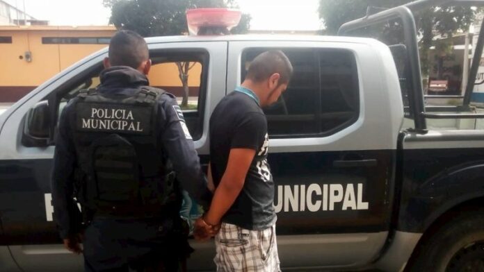 Policías sanjuanenses detienen a un sujeto con presunto combustible ilegal Policías sanjuanenses detienen a un sujeto con presunto combustible ilegal