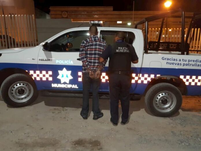 Tras persecución detienen a un sujeto con camioneta robada Tras persecución detienen a un sujeto con camioneta robada
