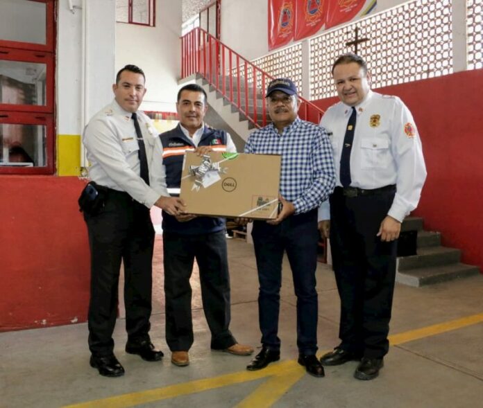 Entrega José González computadora a Bomberos Voluntarios de SJR Entrega José González computadora a Bomberos Voluntarios de SJR
