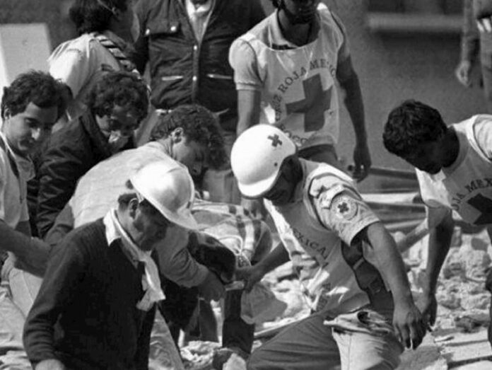 Sismos del 85: Rescatistas de Cruz Roja en momentos difíciles dan el todo por el nada Sismos del 85: Rescatistas de Cruz Roja en momentos difíciles dan el todo por el nada