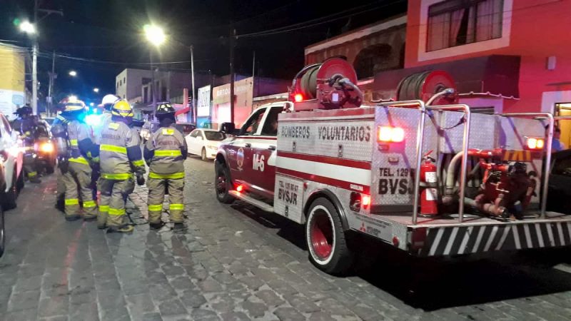 Atienden bomberos connato de incendio en Mercado Reforma SJR 1