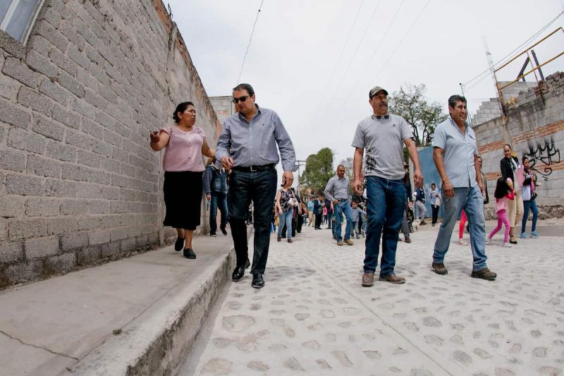 Memo Vega entrega mejoramiento de calle en Cerro Gordo