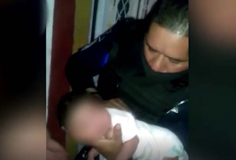 Policías salvan vida a bebita que se asfixiaba en San Juan del Río