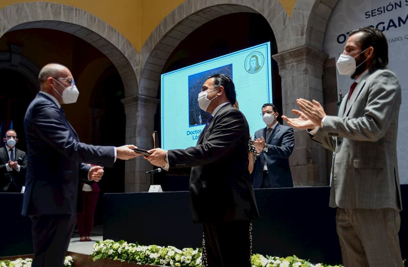 Universitarios de la UAQ son reconocidos en aniversario de Santiago de Querétaro