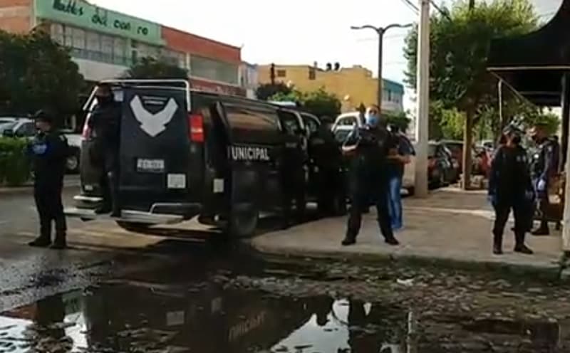 Aseguran a policías armados de Cd Neza en San Juan del Río QRO