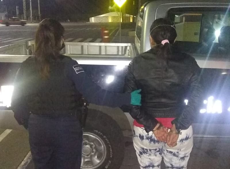 Detienen a mujer que daba golpiza a su hija menor de edad en SJR Querétaro