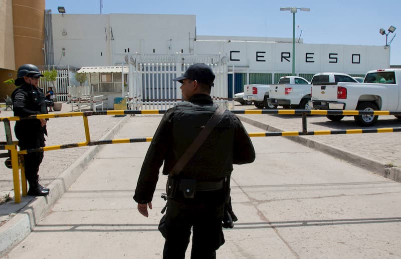 Se detectaron dos casos positivos de COVID-19 en presos del Penal de San José el Alto, Querétaro.