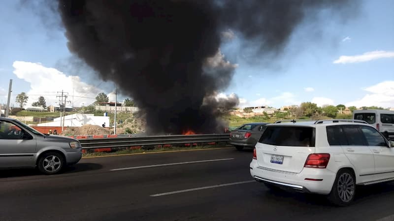 Tráiler se incendia en el km 160 de la México-Querétaro